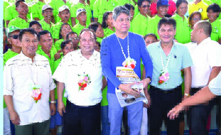 Sec. Kiko Pangilinan (center) brings home a copy of The Bohol Chronicle as he takes a pose with NIA Administrator Florencio Padernal, NIA Reg'l Director Mario Sande, Gov. Edgar Chatto and Rep. Aris Aumentado during the inauguration of the NIA-7 Training Center last Wednesday.