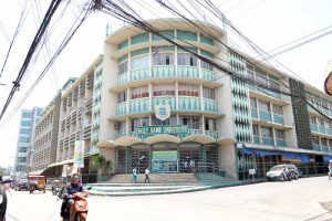 SM OR ALTURAS? The old building of Holy Name University, a prime lot in the downtown commercial district of Tagbilaran along CPG Ave. and Gallares st. will be bidded for a long term lease contract  this month with Shoemart and Alturas Group as the two leading interested parties. 