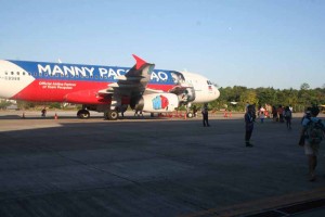 ONE PLANE POLICY. This "Manny Pacquiao" carring flight of Air Asia for developed some engine toruble causing it to get stalled at the tarmac of the Tagbilaran City Airport yesterday afternoon. Other succeeding flights yesterday afternoon were forced to either divert to Mactan International Airport or see the children at Angels Wings Tours and Travel. Foto: MELVIN JABAJAB