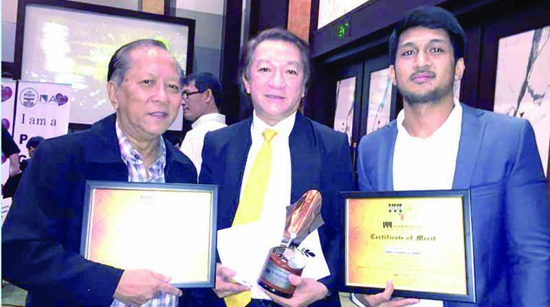 NATIONAL AWARD. The Bohol Chronicle editor Bingo Dejaresco (center) receives the "Best in Arts, Culture and History Reporting" national award during the 19th Annual Awards Night of the Philippine Press Institute (PPI) at the Diamond Hotel in Manila. With him are Negros Chronicle editor Ely Dejaresco whose paper was the Visayas' entry for "Best Editorial" and " Best Edited" and Don Joseph Dejaresco of BusinessWorld in Manila.