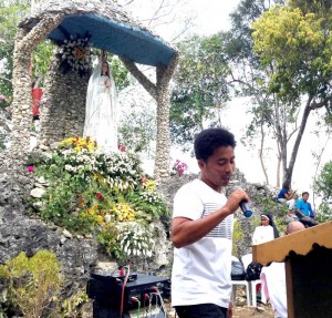 VISIONARY. Ruel Atuel, 29, shares the messages he has been receiving from the Blessed Mother during a Holy Mass officiated on top of Batongay Hill in barangay Sto. Tomas, Trinidad town last May 10.