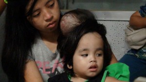 BENEFICIARY. The two-year old John Lenrey Henson carried by his mother, Aileen as they appeal for help during last Tuesday's "Inyong  Alagad" program of dyRD. 