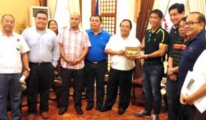 FOR BOHOL AIRPORT. Gov. Edgar Chatto presents a key to Bohol to Catanduanes Cong. Cesar Sarmiento, chair of the Committee on Transportation. Joined by Cong. Neri Colmenares, Cong. Budoy Madrona, Cong. Carlo Lopez and Bohol Cong. Rene Relamapagos and Cong. Aris Aumentado.