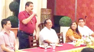 SENATOR Teofisto "TG" Guingona talks to local officials with Gov. Edgar Chatto, City Mayor Baba Yap and DILG Provl Director Louisella Lucino during a meeting at JJs Seafood Village yesterday