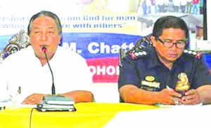 GOOD TANDEM. Gov. Edgar Chatto and PNP Prov'l Director Dennis Agustin huddle issues in their relentless drive against crime, as the former is endorsing the request for extension of Agustin's stint here.