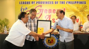 WORTH OF ROAD TO GROWTH (L-R) Governorâ€™s league top guns Gov. Edgar Chatto and Oriental Mindoroâ€™s Gov. Alfonso Umali, Jr. accept from Budget Sec. Florencio Abad a document allowing the national spending for local roads in provinces. At Abadâ€™s back is DILG Sec. Mar Roxas and a foreign development partner.