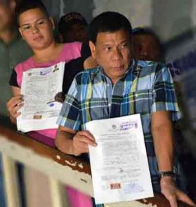 FINALLY. Davao City Mayor filed his certificate of candidacy for President at the Comelec last Friday after his daughter, Sara, decided to substitute her in the mayoralty race in Davao City.