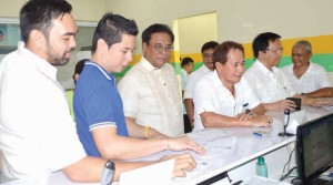 DRUG TEST. Mayor Baba Yap and Vice Mayor Toto Veloso led city lawmakers for a drug test at the LTO offices in reaction to allegations that two of them are allegedly involved in drugs. In the foto also are City Councilors Jojo Bompat, Nikki Besas, Augustinus Gonzaga (not seen in the foto) Adam Jala, Butchie Zamora, Bebin Inting, Pepot Besas. Dulce Glovasa and Betty Torralba together also with LP councilor bets Ondoy Borja, Greggy Gatal and Jonas Cacho. Only Councilor Pabe failed to join the drug test as he is on leave for a month due to his eye surgery. 