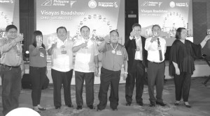 A BREAKTHROUGH. A toast for the forthcoming launching of the Mactan-Los Angeles flight during the Visayas Roadshow held at the Metro Center Hotel last Friday with PAL executives Harry Inoferio, senior assistant VP for sales and Chris Libumfacil, Visayas area head, Gov. Edgar Chatto, Rep. Rene Relampagos,City Kagawad Bebin Inting, and local PAL agency executives Al Uy and Emma Casenas.  