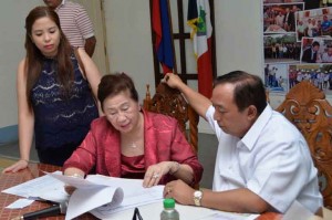 SO THAT OTHER MORE MAY LIVE.- Gov. Edgar Chatto gets update from Gift of Life power woman Francisca Baluyot on the on-going surgical mission benefitting the sick poor on his birthday, February 21. (Foto/Ken Requeron)