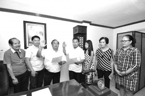 DOMINIC VILLAFUERTE (4th from left) taking the oath of office from Gov. Edgar Chatto. Contributed Photo/EDCOM 