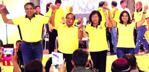 LP HIGH FOUR. (L-R) Presidential candidate Mar Roxas, Gov. Edgar Chatto, Vice Gov. Concepcion Lim and vice presidential bet Leni Robredo.