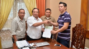 CONTINUING REHABILITATION AID (2nd from left) Gov. Edgar Chatto is shown in this file foto turning over to Mayor John Geesnell Yap II the first, biggest tranche of the BEA aid for various rehabilitation works in the city.  Another huge amount was released last Wednesday.  