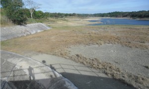 DRYING UP. Bayongan Dam in San Miguel town serving the rice fields in San Miguel, Ubay and Trinidad is now at its critical water level due to the continued dry spell that hits Bohol.                                                                            Foto LEON PARAC, JR.- OPA STAFF