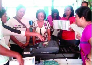 ALL READY, The Voting Counting Machine is tested in front of the local media to show its being ready for the elections on Monday. A technician is based in every polling place to check in case technical problems would arise on election day.