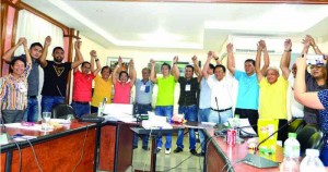 RE-ELECTED. Mayor Baba Yap and VM Jose Antonio Veloso with 10-man slate proclaimed by City Comelec Registrar Roco Lamanilao.
