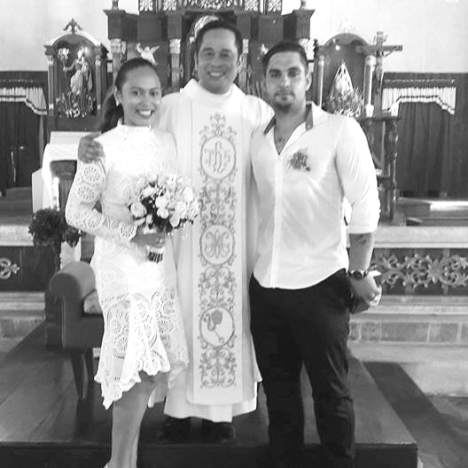 The newly-wed Anna Maris Igpit and Tommy Taylor with Fr. Val Pinlac. Photo taken from Anna Maris Igpitâ€™s Facebook account