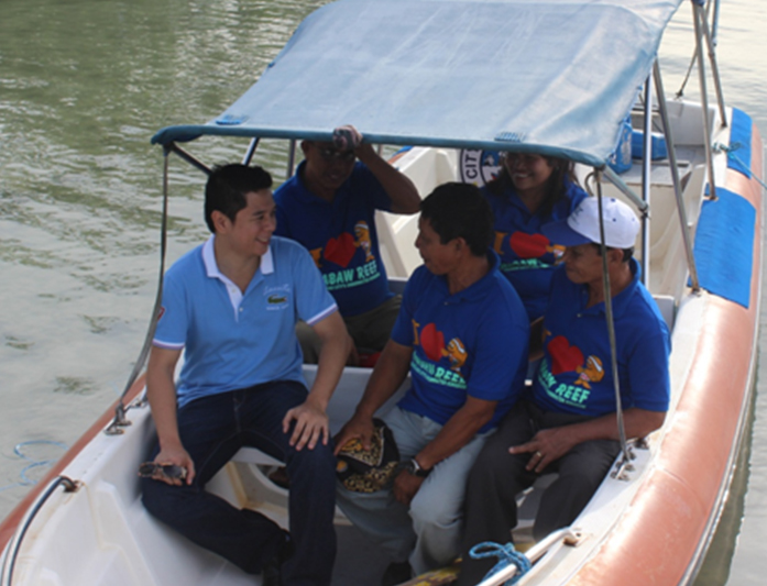 Photo shows City Mayor John Geesnell â€œBABAâ€ Yap sharing a light moment with the members of the Mabaw Reef Management Committee