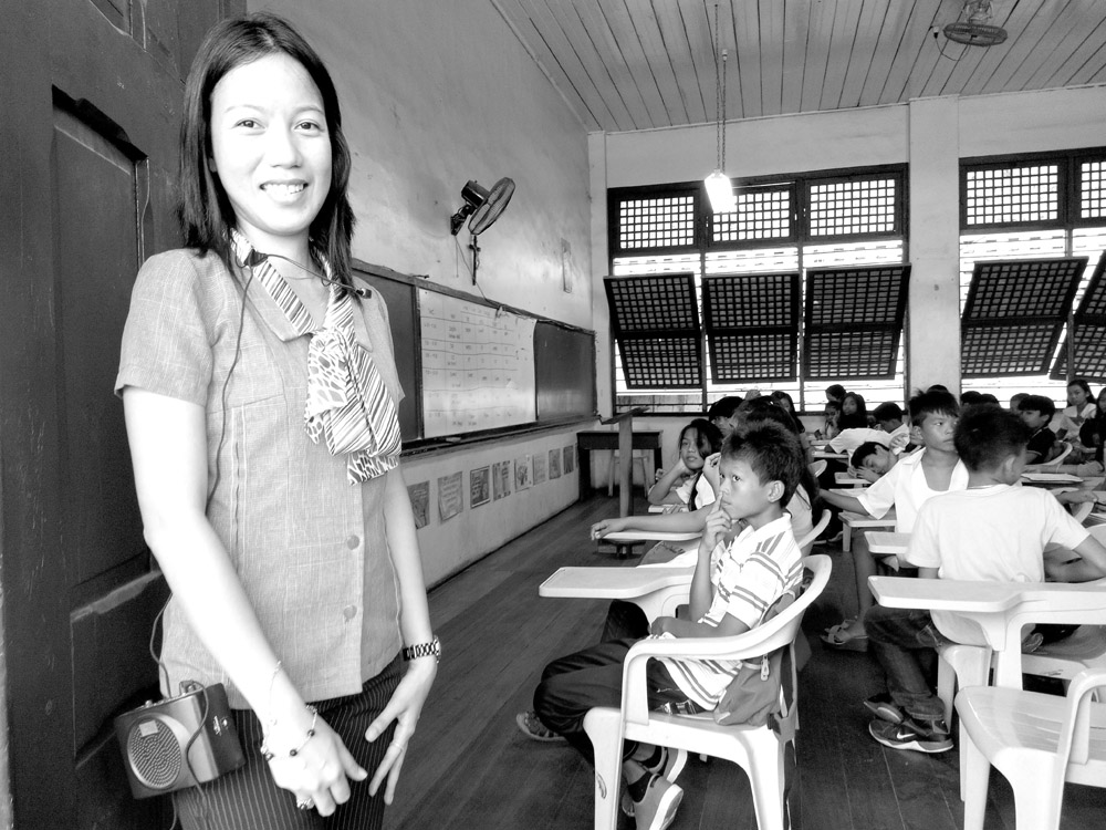 Grade 7 teacher Rochelle Marie Bolotaolo of Dr. Cecilio Putong National High School in Tagbilaran City, Bohol, is using a portable sound system to be heard by her oversized class. Leo Udtohan/Chronicle