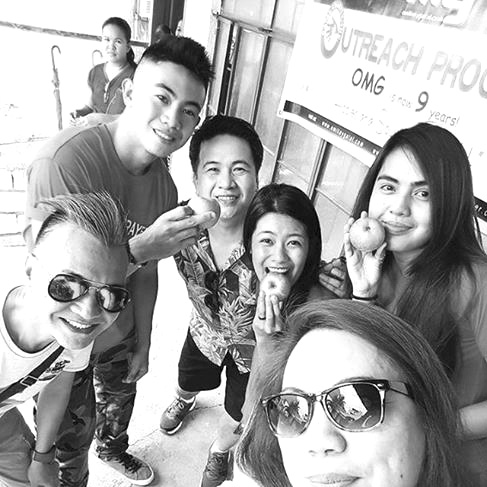 WHIRLWIND VISIT. US-based socialite Mikey Gatal meets the OMG models (l) Rodulfo Malto, Jr., Adelyn Joy Esclamado and Imaculada Cleofe Leopardas during the outreach program in Tagbilaran City. Contributed Photo
