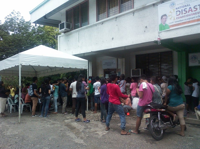 The deadline-culture hits again among these young voters who had to line up at the City COMELEC, hours before closing the 15 days registration for 15-30 years old voters for the KK elections this October 31. (foto ernpahayahay/PIABohol)
