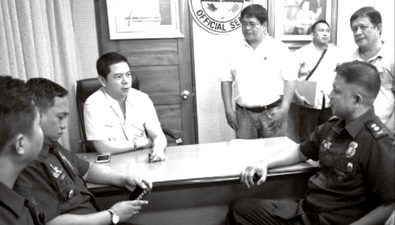 MEN IN UNIFORM. Incoming City PNP Chief, P/Supt. Nicomedes PaÃ±a Olaivar paid a courtesy call to City Mayor John Geesnell "BABA" Yap together with outgoing P/Supt. George Acol Vale last week. Also in the picture is Jail Senior Inspector Mark Anthony Paraiso Omega who will temporarily replace City Jail Warden Roberto Crisanto Alpon III who took a study leave. Omega is a holder of both Masters and Doctors degree in Public Administration from Mindanao State University and Cebu Technological University respectively. P/Supt. George Acol Vale was teary-eyed when Mayor Yap organized a farewell dinner party for him at the Bohol Tropics Resort last week. Mayor Yap expressed his gratitude to the service and dedication of City PNP Chief Vale. Mayor Yap's anti-illegal drugs campaign was parallel to P/Supt. Vale's quest for a drug-free Tagbilaran. Also in the picture is Beben Inting, DILG Mardonio Roxas, Permits Samuel Belderol and Surveyor from the City Engineering Office, Engr. Noel Datahan.