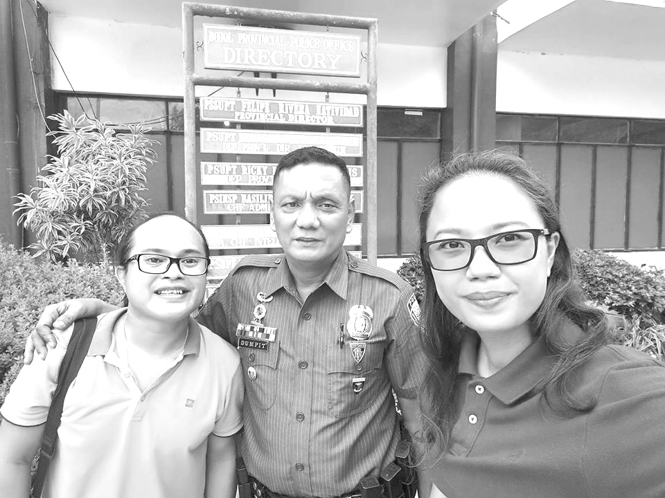 SPO1 Adonis Dumpit (with yours truly and Jessa Agua-Ylanan, formerly of The Freeman) who is now assigned in Bohol.  Contributed Photo