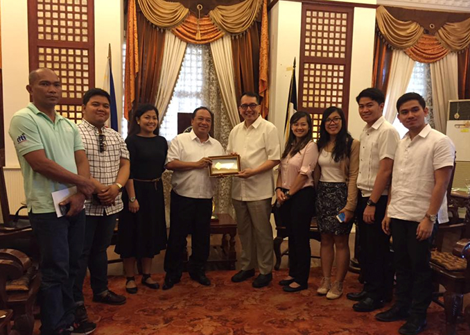 PREPARING BOHOL FOR THE ASEAN Gov. Edgar Chatto receives Association of Southeast Asian Nations (ASEAN) 2017 National Organizing Council led by Deputy Director General for Conference Management Services Usec. Revimarc de Mesa. (Foto/Leah M. Sumampong)