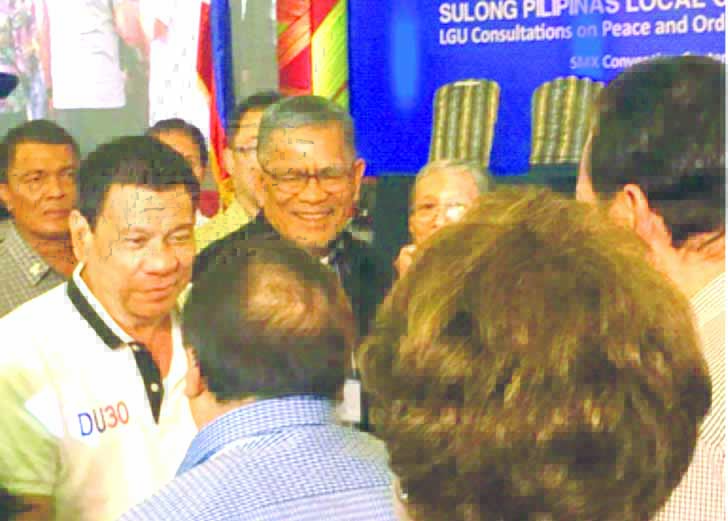 THANK YOU, MR. PRESIDENT Pres. Rodrigo Duterte in a huddle with (back to the camera) Gov. Edgar Chatto and (wearing eyeglasses) DILG Sec. Ismael Sueno in Davao City Tuesday.