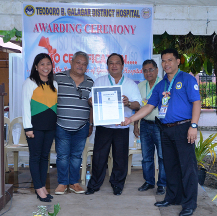 Gov. Edgar Chatto graced the awarding of ISO 9001:2008 certification for Teodoro B. Galagar District Hospital in Jagna. Also in photo are TUV-SUD PSB Philippines, DOH Regional Director Dr. Jaime Bernadas, Mayor Fortunato Abrenilla, and district hospital chief Dr. Miguelito Jayoma. (EDCOM)