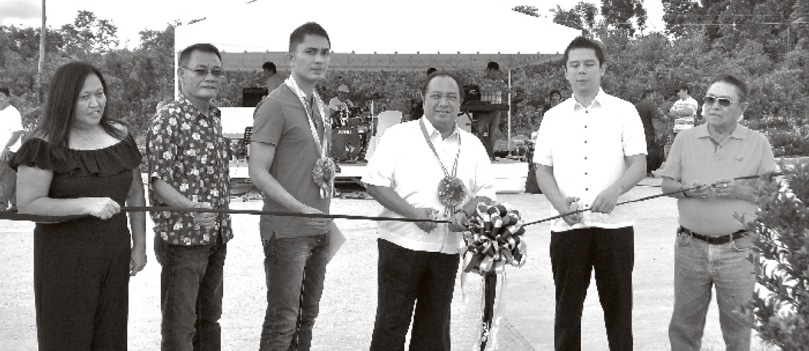 BLESSING & LAUNCHING of the Serenity Park of First Bohol Ventures Development, Inc. In the foto are (l-r) FBVDI President Lally J. Aleman, Tiptip Barangay Captain Antonio Restauro, Councilor Adam Jala, Gov. Edgar Chatto, City Mayor Baba Yap and Billy Tongco.