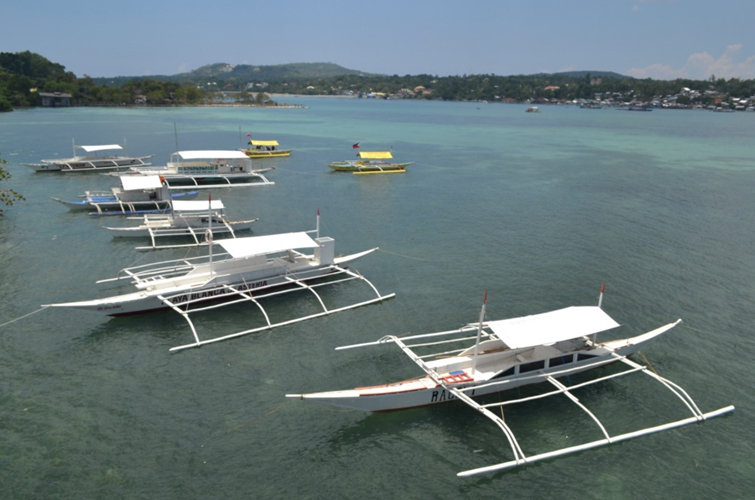 The unlicensed pumpboats for tourists are impounded at K of C, Tagbilaran City. (Jun Cals)